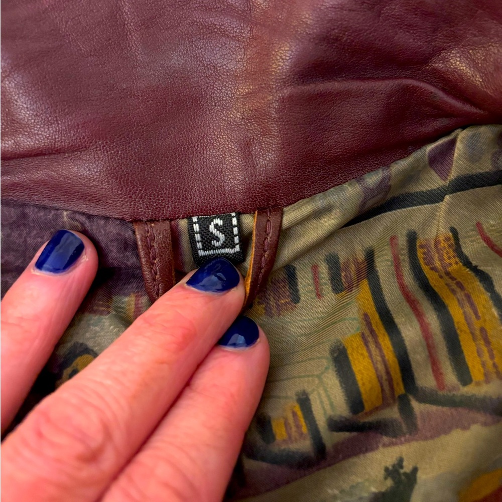 Vintage-Inspired Women’s Burgundy Leather Trench Coat - Picture 15 of 15